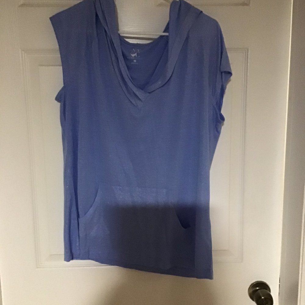 Hooded short sleeve shirt.